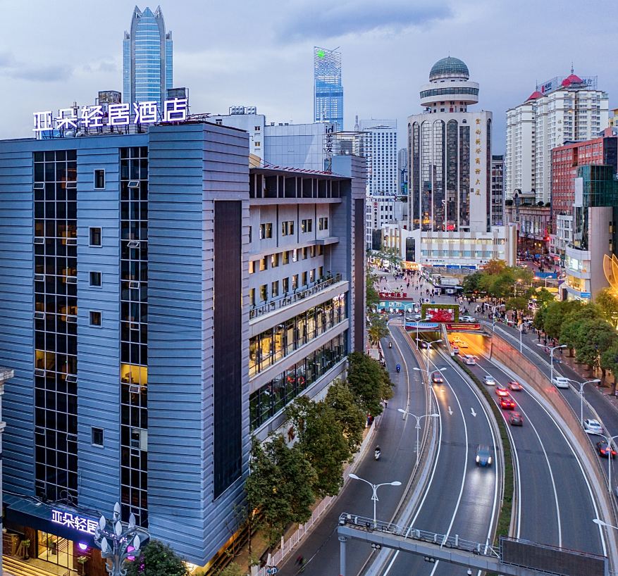 Kunming Nanping Pedestrian Street Old Street Atour Light Residence Hotel