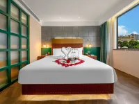 James Joyce Coffetel Hotel (Yinchuan Drum Tower Jade Emperor Pavilion Store) Hotels near Xingqing