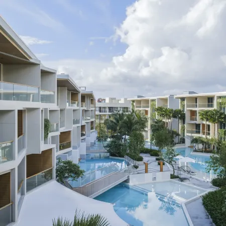 Wyndham Grand Nai Harn Beach Phuket Отели рядом с достопримечательностью «Пляж Равай»