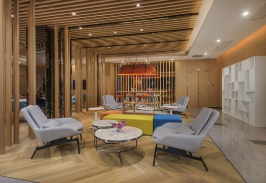 5. 홀리데이 인 익..