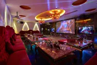 Bayermann Resort Villa in Heyuan, Bavaria - bar