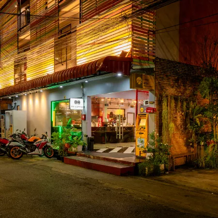 OH Hostels - Bangkok Отели рядом с достопримечательностью «Школа Сатривитайя»