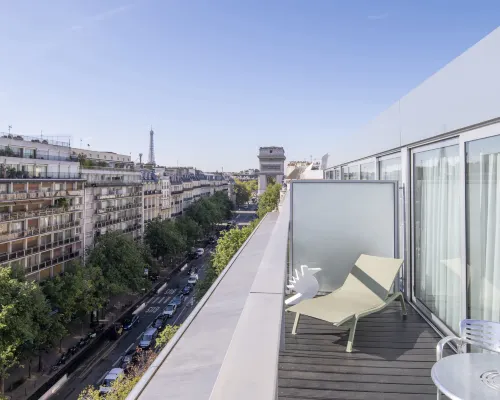 Renaissance Paris Arc de Triomphe Hotel โรงแรมใกล้อเวนิว เดส์ แตร์น