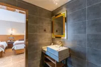 JAMES JOYCE COFFETEL Hotel  (Guling Street restaurant on Mount Lu Tramway platform)