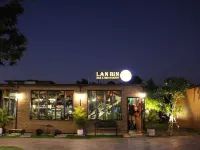 The O-Zone Airport Riviera Lodge 왓 쁘룩사타 주변 호텔