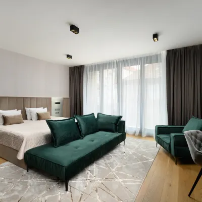 Emerald Downtown Luxury Suites by Continental Group 바치 거리 주변 호텔