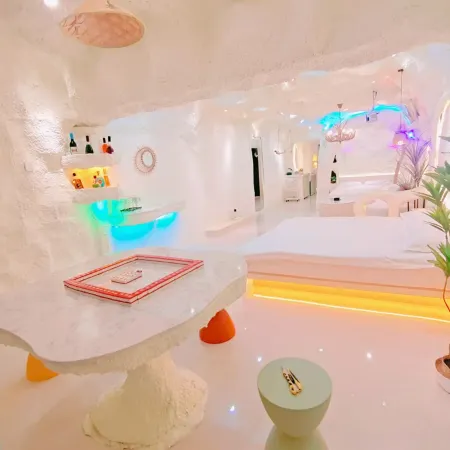 Huatianli · Net Red Cave Theme Viewing B&B (Yanji Yanbian University West Market Branch)