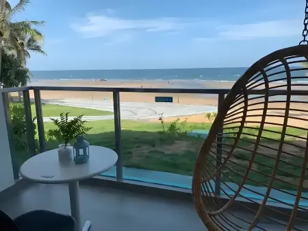 Easley Hotel Apartments（Wuchuan Dinglong Bay store） Отели рядом с достопримечательностью «Loong Bay International Ocean Resort»