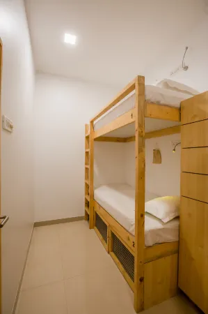 Nap Manor Hostels Отели рядом с достопримечательностью «Maasaheb Meenatai Thackeray Smarak»