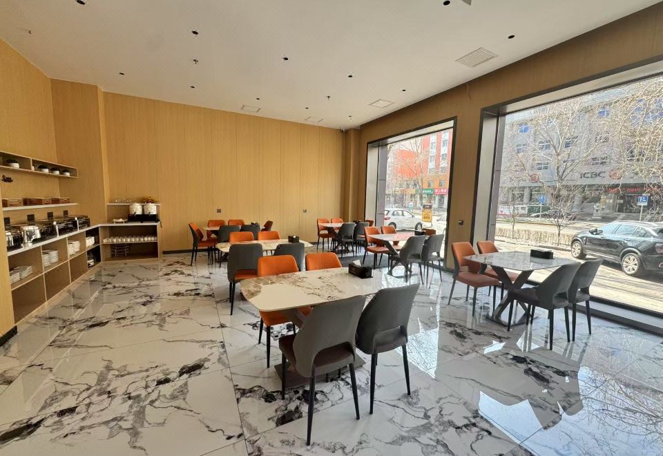 4. 둥싱 홀리데이 ..