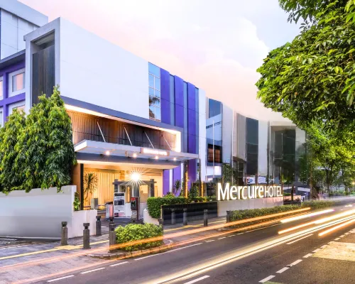 Mercure Jakarta Cikini Hotels near Godila Restaurant