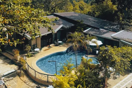 Ilawoods Resort and Sanctuary Batangas Отели рядом с достопримечательностью «Парк Тал»