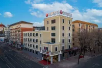 Jifeng Hotel (Heihe Central Commercial Pedestrian Street)