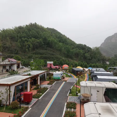 Liuwanqing Gorge Ling Shang Hua Kai Camping Hotel