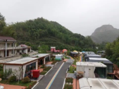 六萬情峽嶺上花開宿營地