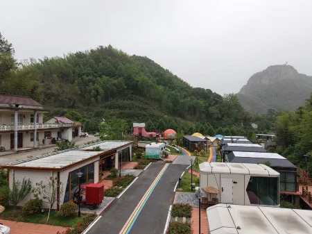 Liuwanqing Gorge Ling Shang Hua Kai Camping Hotel Отели в г. Хошань