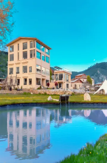 香格里拉陌野・星語デザイナー供養マナーハウス（ナパ海景区） シャングリラ高山植物園周辺のホテル