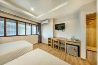 Thap Kaeo Poshtel City Center Korat Hotels near Wat Sala Loi