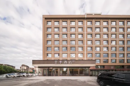 All Season Hotel (Chifeng Hongshan Sports Centre Branch) Отели рядом с достопримечательностью «Inner Mongolia Vocational and Technical College of Traffic»