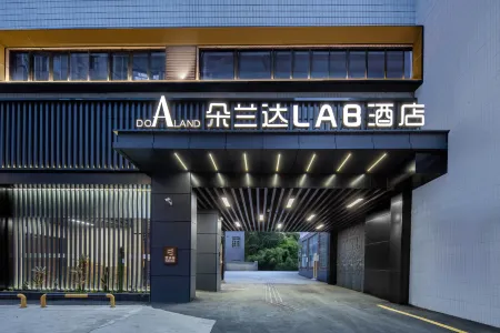 （Do A Land LAB Hotel (Jiaxiulou Branch, Fountain Pool Metro Station, Guiyang) Отели рядом с достопримечательностью «Jiaxiu Square Public Lavatory»