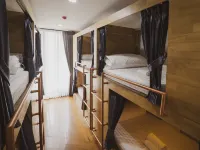 Poshtel 56 Các khách sạn gần Bến tàu Sathon