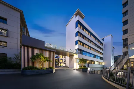 Guiyang Water Spray Pool Zilin An Subway Station Atour Light Hotel Отели рядом с достопримечательностью «Qianling Mountain Zoo»