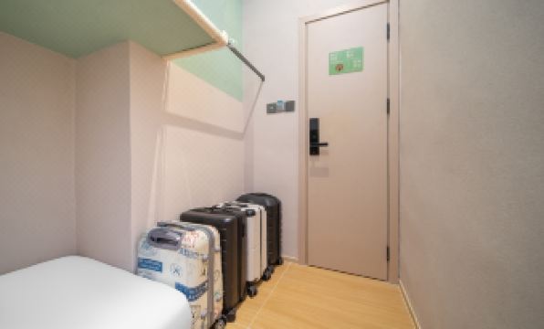 Litchi in Red · Elegant Studio - Youth Stay Inn