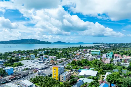 Phuket Five Fortune Holiday Hotel Отели рядом с достопримечательностью «Aussie Divers Phuket»