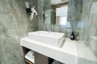 Rest Hotel (Taiyuan Qingxu People's Square Zilin Road) - 2-Star