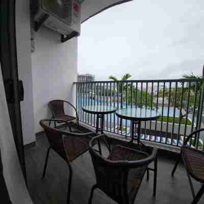 Near Ferry Terminal. COZY 02 Bedroom Condo. HarbourBay Residences. Hotel Exterior
