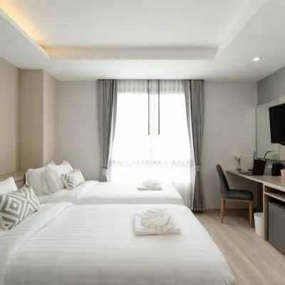 The Riski Hotel at Bangphlat Station Hotels near Kiak Kai Pier