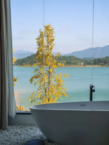 The mountain and the water embrace the Pleasant Bay Homestay