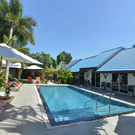 Phuket Airport Hotel Отели рядом с достопримечательностью «Пляж Май Кхао»