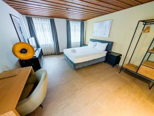 호텔 타베르네 줌 크로이츠 바이 누스