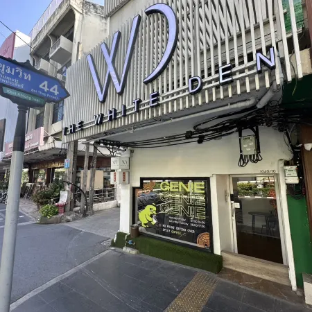 The White Den Sukhumvit 44 Отели рядом с достопримечательностью «Торговый центр DONKI Thonglor»