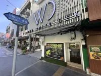 The White Den Sukhumvit 44 Hotels near سين سبيس