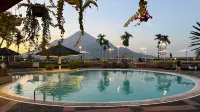 Grand Whiz Hotel Trawas Mojokerto - Pools