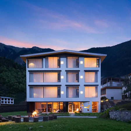 Manshan MANSHAN · Golden Snow Bonfire Private Hot Spring Manor（Yubeng）
