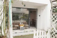 Rose Courtyard · Badminton-Themed Courtyard - Pet friendly