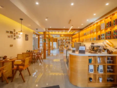 ฮอลิเดย์ วิลล่า ซงจูจวี้ คอฟฟี่แอนด์ที ดีไซเนอร์การ์เดน โรงแรมในลี่เจียง