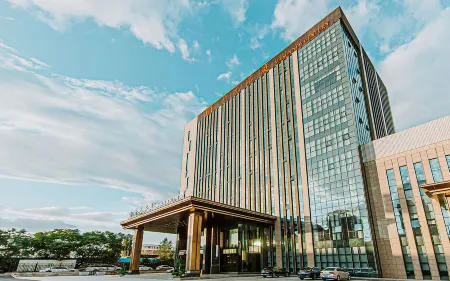 Maison New Century Hotel Huhehaotedong  Railway Station Отели рядом с достопримечательностью «Inner Mongolia Technical College of Mechanics & Electrics»