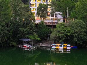 Yincaolu Longmen Mountain Su (Yanziling Scenic Area Branch)