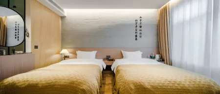 Floral Hotel·Moye Moonlight Hot Spring Hotel Отели рядом с достопримечательностью «Xiurong College»