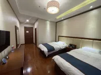 Arctic Village Peak Yuezhiyue Hotel