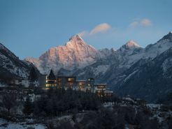 Siguniang Mountain Yangwangxingkong Snow Mountain Hotel[The best spot to view snow-capped mountains]
