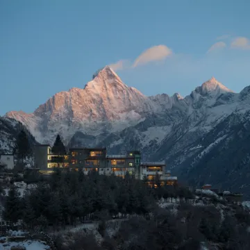Siguniang Mountain Yangwangxingkong Snow Mountain Hotel[The best spot to view snow-capped mountains]