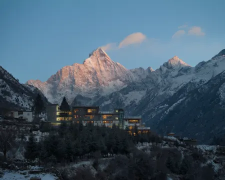 Siguniang Mountain Yangwangxingkong Snow Mountain Hotel[The best spot to view snow-capped mountains] โรงแรมในเซี่ยวจิน