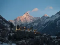 Siguniang Mountain Yangwangxingkong Snow Mountain Hotel[The best spot to view snow-capped mountains]