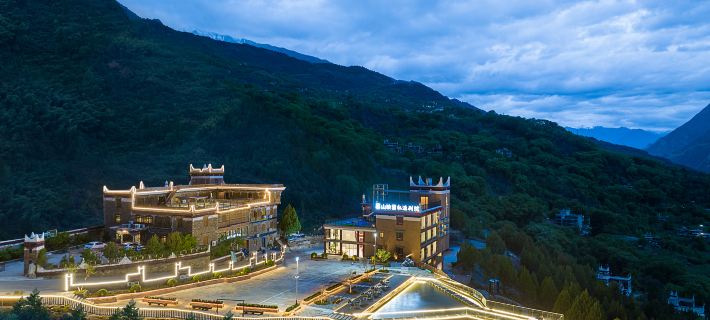 Dusk Mountain Reflecting Snow Private Hot Spring Courtyard Hotel di Danba