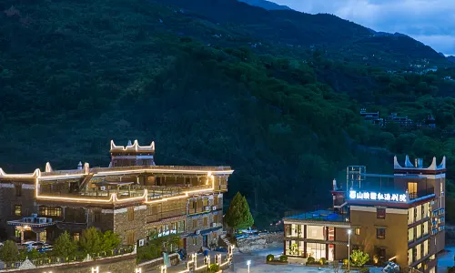 Dusk Mountain Reflecting Snow Private Hot Spring Courtyard